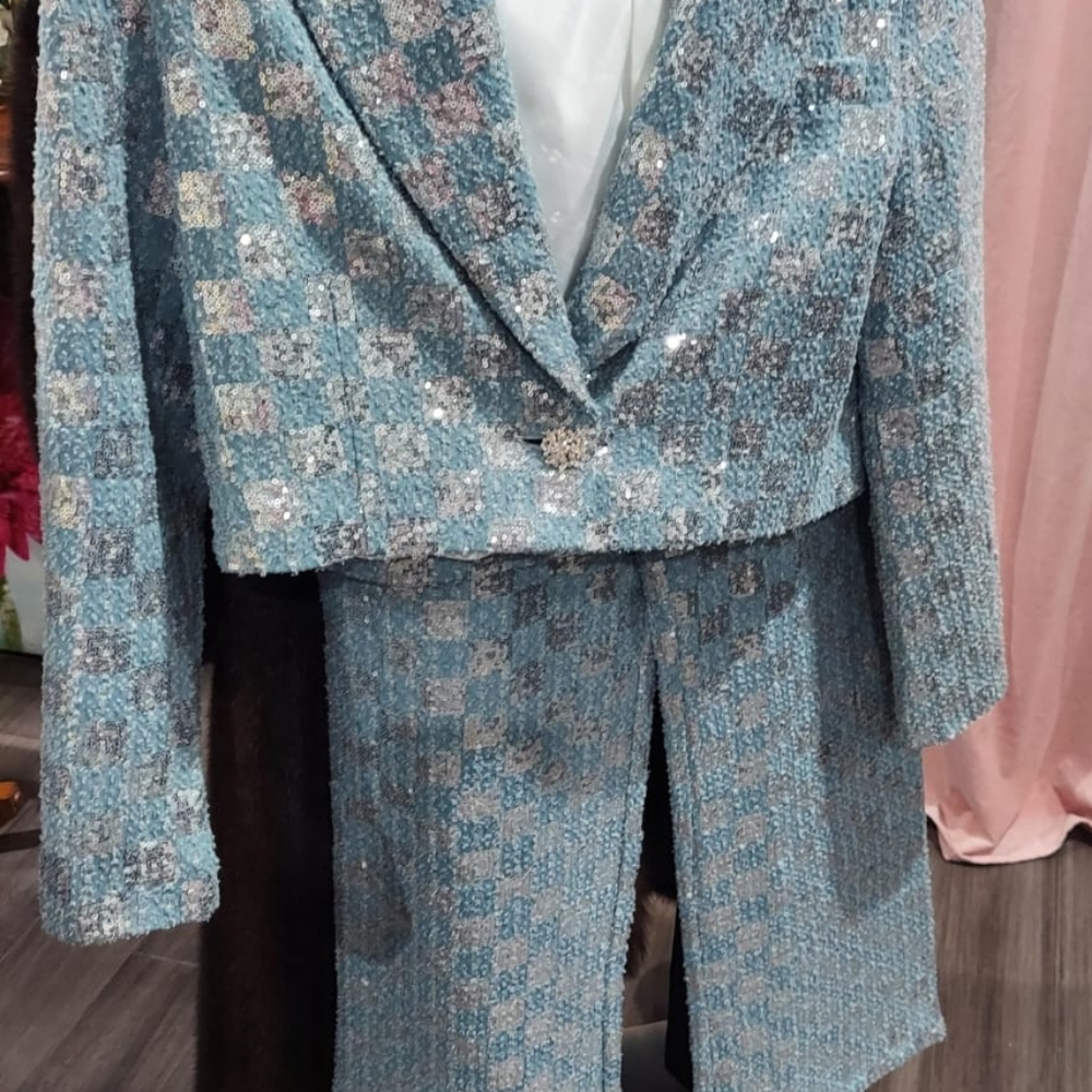Line & dot sequence suit - Picture 10 of 15